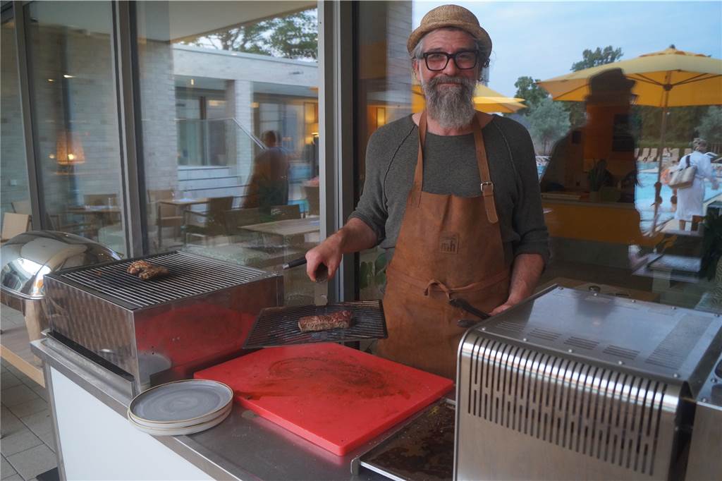 Entspannen und abtauchen bei der „Nacht der Sinne" 2021 im Solebad in Werne Björn Lepke vom Strobels im Solebad sorgte für die kulinarische Versorgung der Gäste.