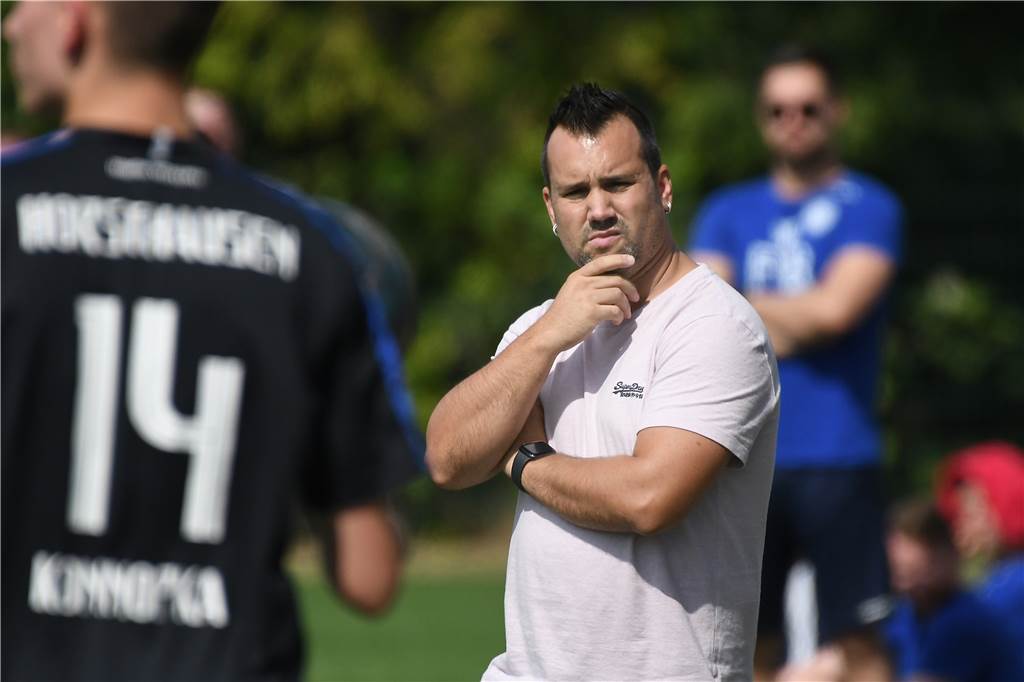 Castrop-Rauxeler Trainer lobt Schiedsrichter nach Roter Karte gegen seinen Co-Trainer Björn Sawatzi, Trainer der Spvg Schwerin II.