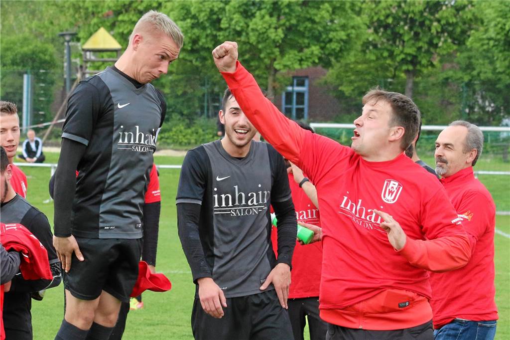 Trainertalente beim VfL Kamen: „Die lassen sich für ein Spiel auch einfliegen!“ Björn Scharfe (links) ist immer für einen Spaß zu haben. An einem späteren Trainerjob werde der VfL-Stürmer laut Emre Aktas aber wohl wenig Interesse haben.