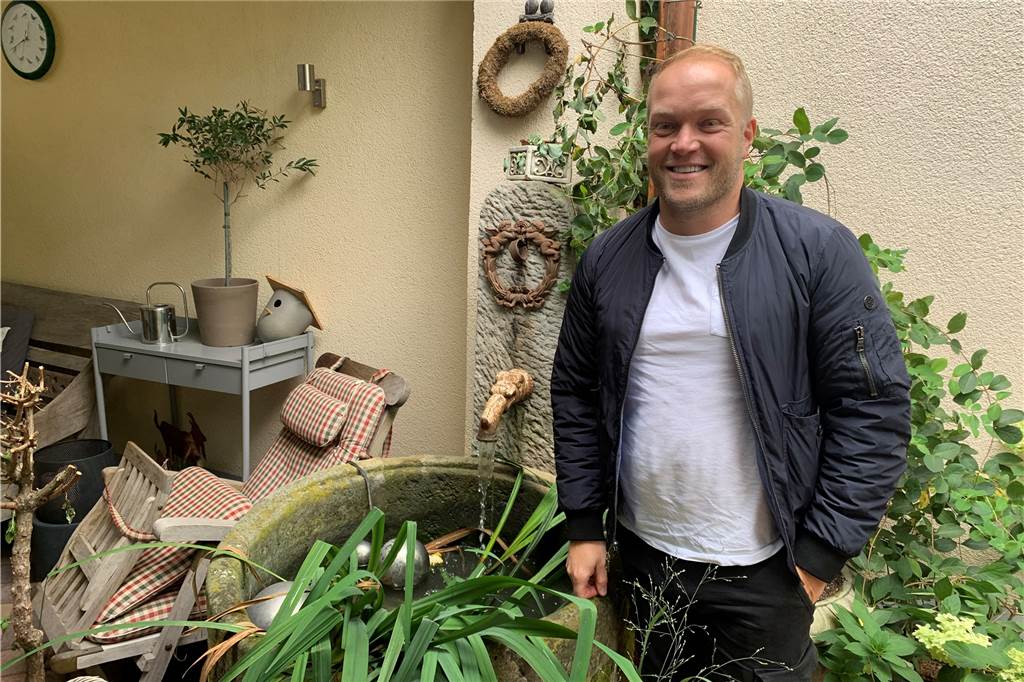 Erst Schlachthaus, dann Schlecker, jetzt Wohn-Schatz der Familie Schult Björn Schult im Innenhof des Wohnhauses mitten in der Stadt: Ein antiker Brunnen sorgt für angenehmes Geplätscher beim Plaudern auf der Terrasse.