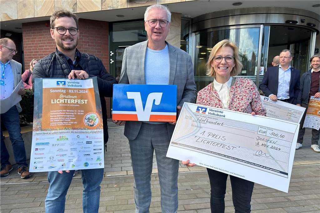 Unterstützung für Stadtfeste und Co. geht weit über Finanzielle hinaus Björn Wesler (Erster Vorsitzender des Vereins „Sag Ja! zu Dorsten), Ingo Hinzmann (Vorstand der Vereinten Volksbank) und Claudia Michel (Beirätin „Sag Ja! zu Dorsten“) präsentieren das Plakat zum Dorstener Lichterfest und einen der Schecks, die die teilnehmenden Vereine bei einer Verlosung gewinnen können.