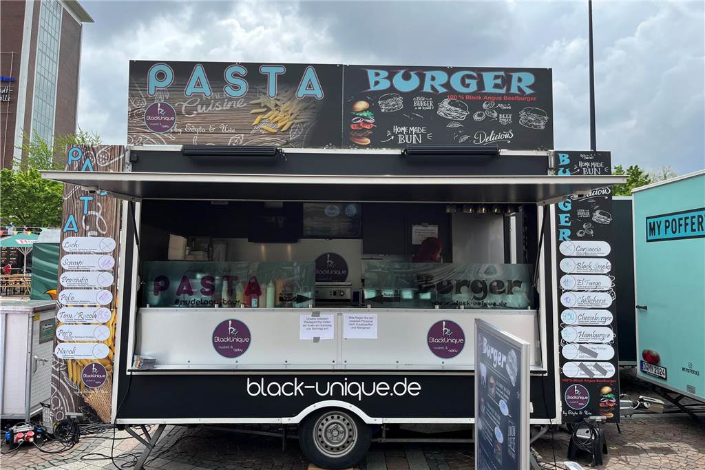 „Black Unique“ bietet Pasta und Burger.