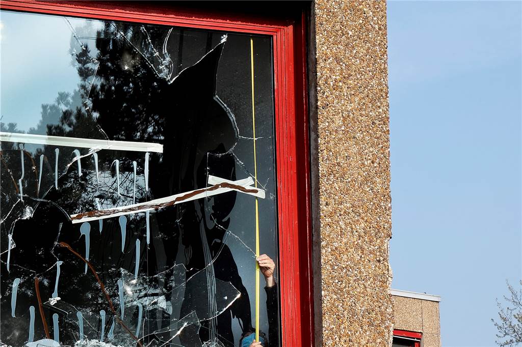 Jugendliche werfen Pflastersteine auf den Ordnungsdienst Blanke Zerstörungswut am Gymnasium Kamen. Die Splitter der Fenster landen auf Tischen Druckern und Tastaturen.