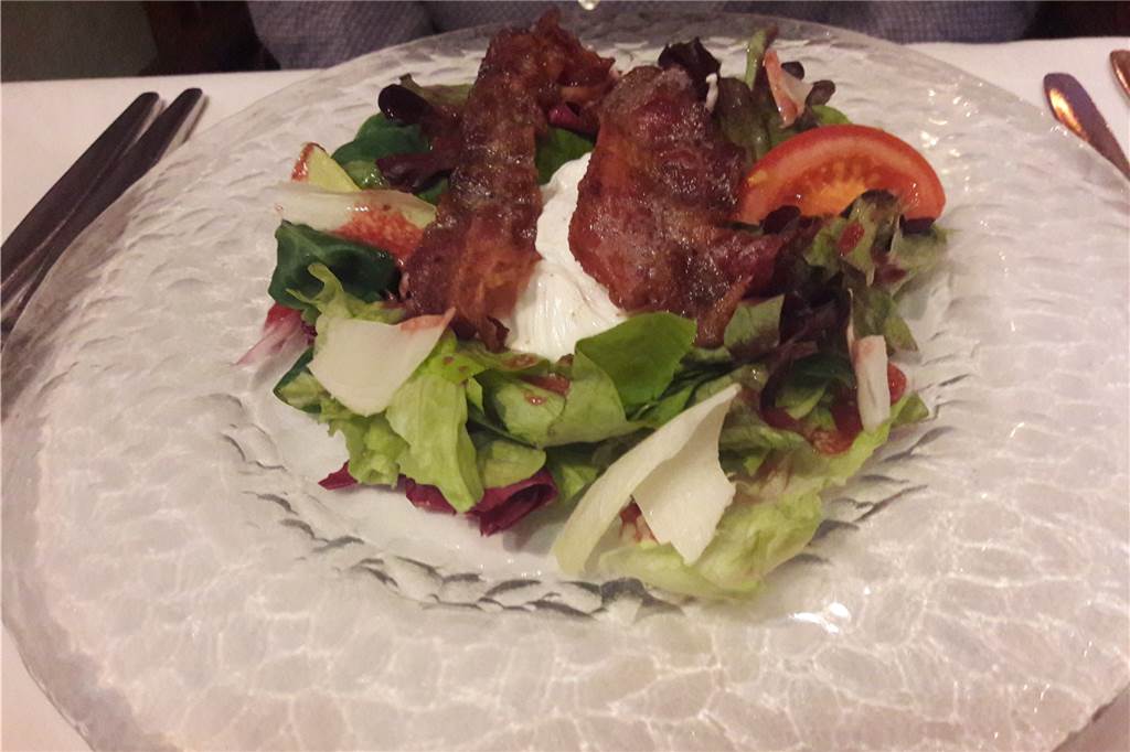 Füchtelner Mühle entführt in Weihnachtswunderland - und das Essen schmeckt auch Blattsalat mit Himbeerdressing, verlorenem Ei und Speck