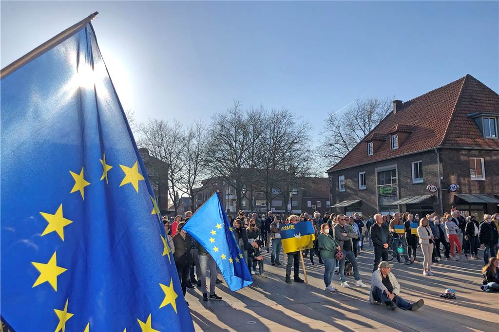 Mit Video: Ukrainischer Sirenenalarm lässt Ahauser für Moment erstarren Blau und gelb: Europafahnen und ukrainische Fahnen dominierten das Bild auf der Kundgebung.