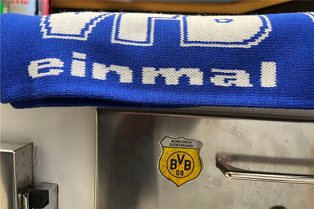 Castrop-Rauxeler kam nach Waltrop zum Sanieren und bleibt als Vereinswirt Blau und Weiß - die Vereinsfarben des VfB Waltrop - beherrschen natürlich das Ambiente im Vereinsheim des Fußballvereins. Der neue Vereinswirt und leidenschaftliche BVB-Fan Kevin Zoremba hat dennoch für ein bisschen schwarz-gelbes Heimatgefühl gesorgt. Zumindest mit einem Aufkleber auf einer Schublade hinter der Theke.