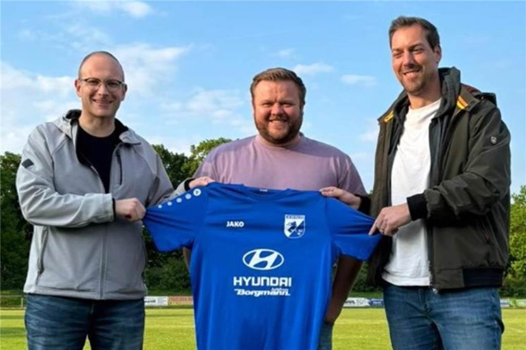 BW Wulfen hat neue Trainer für die Zweite: Czapka und Kraft übernehmen Blau-Weiß Wulfens Geschäftsführer Sebastian Lorenz (l.) und der 2. Vorsitzende Stefan Eickenscheidt (r.) begrüßten David Czapka (M.) am Wittenbrink.