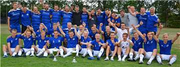 Blau-Weißer Doppelerfolg: Beim Dinkelcup in Nienborg gewannen sowohl die Senioren als auch die Alten Herren das Turnier. Für ein Jahr dürfen sich jetzt beide Teams Heeker Dorfmeister nennen. Grund genug für ein gemeinsames Jubelfoto.