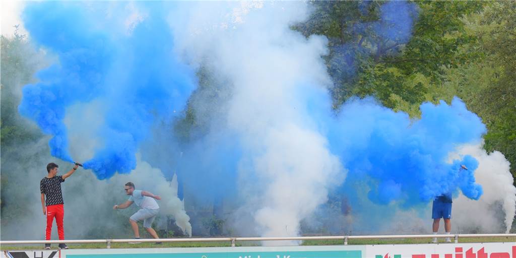 Rauchschwaden, Pyro-Technik und vier Platzverweise - VfL gewinnt ein feuriges Halbfinale Blau-weißer Rauch stieg mit dem Einlaufen der beiden Teams auf der Seite der VfL-Fans auf, kurz danach zündeten ETuS/DJK-Anhänger Bengalos. Auf dem Spielfeld setzte sich anschließend der VfL Schwerte mit 3:1 durch und steht im Finale der Stadtmeisterschaft gegen den Geisecker SV.
