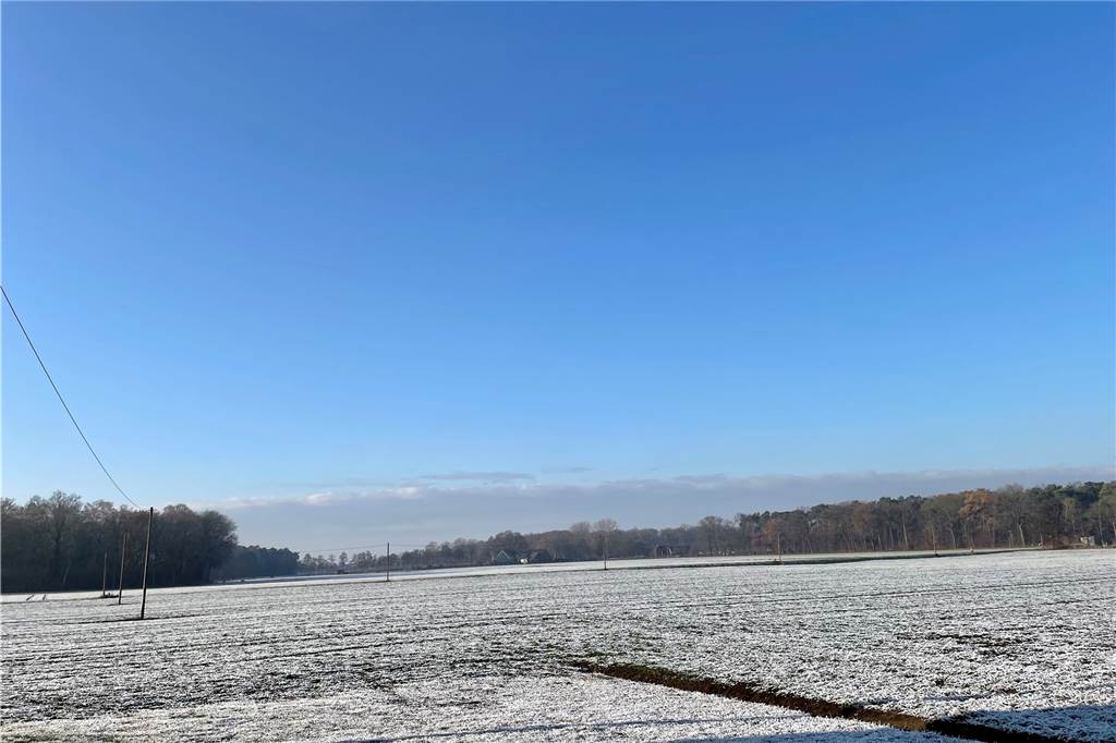 Blauer Himmel und frostige Felder: Ein Bild von Heinz-Josef Silkenböhmer.