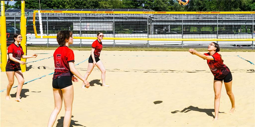 Von Tanz bis Kampf: VFL Ahaus sorgt zum 130-Jährigen für viel Bewegung Blauer Himmel, weißer Sand. Bei Bilderbuchwetter stellte sich die Volleyballabteilung auf den Beachplätzen vor.