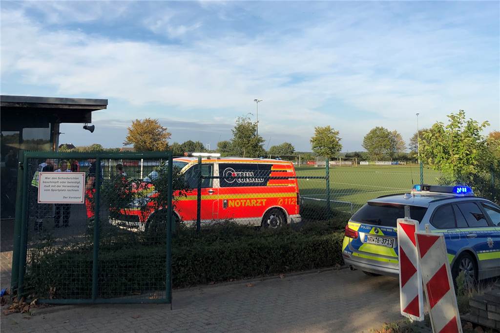Massenschlägerei am Vinnumer Sportplatz - Trainer spricht von Jagdszenen Blaulicht am Sportplatz - so etwas wollen die Vereinsmitglieder eigentlich nicht sehen.