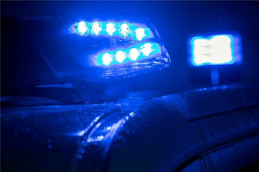 Mann soll Bekannten angezündet haben: Schwere Verletzungen Blaulicht auf einem Polizeifahrzeug.