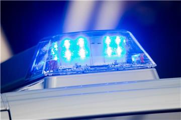 Blaulicht auf einem Polizeifahrzeug. Foto: Rolf Vennenbernd/Archiv
