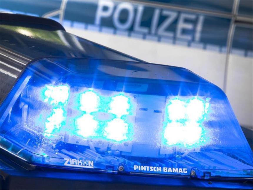 Zweijähriger läuft vor Bus Blaulicht leuchtet auf dem Dach eines Polizeiwagens. Foto: Friso Gentsch/Archiv