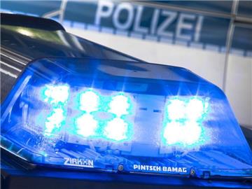 Blaulicht leuchtet auf dem Dach eines Polizeiwagens. Foto: Friso Gentsch/Archiv