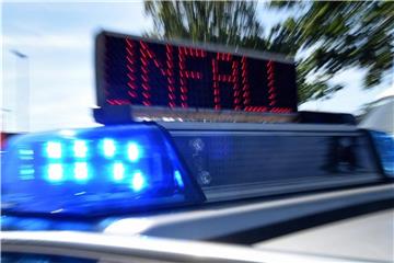 Blaulicht und LED-Laufschrift „Unfall“ an einem Einsatzfahrzeug der Polizei. Foto: Holger Hollemann/Archiv
