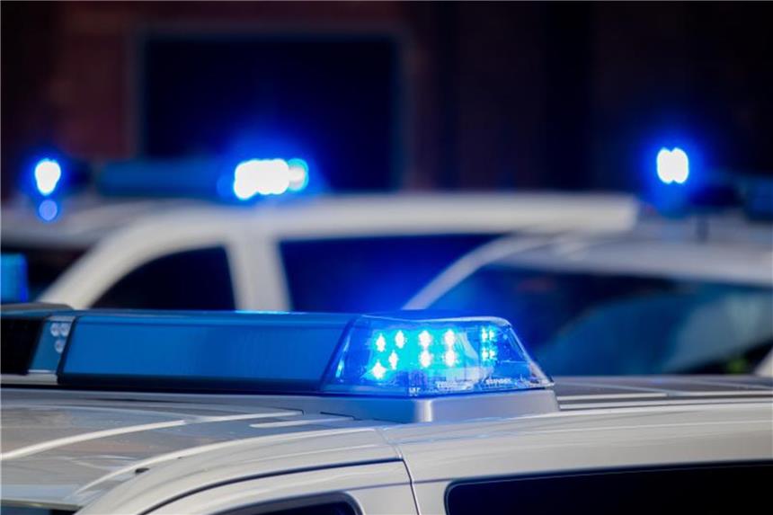 Rauch enttarnt Hanfplantage: Hunderte Pflanzen entdeckt Blaulichter blinken auf Polizeifahrzeugen. Foto: Rolf Vennenbernd/Archiv