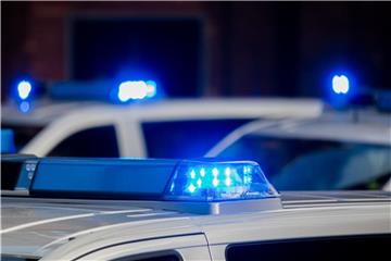 Blaulichter blinken auf Polizeifahrzeugen. Foto: Rolf Vennenbernd/Archiv