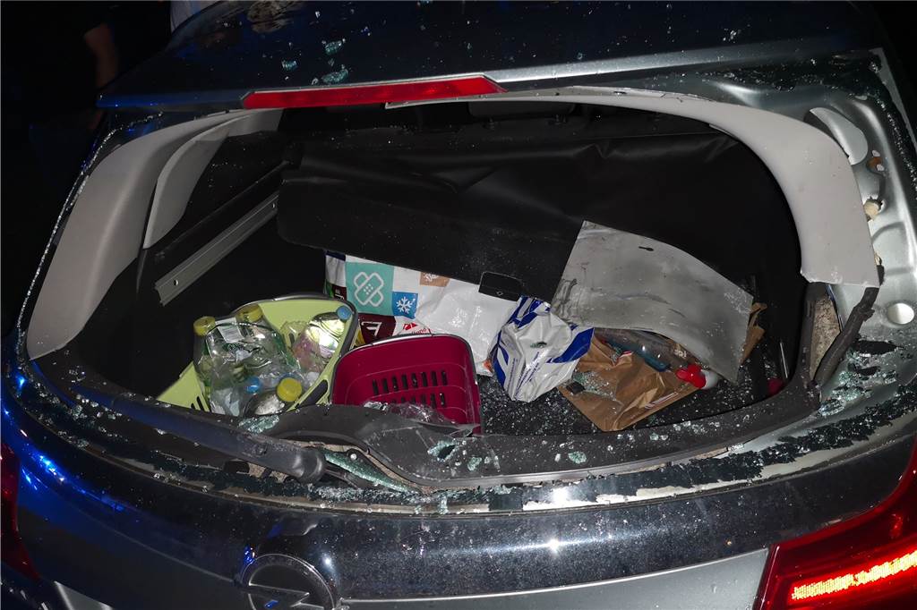 Geldautomaten-Sprenger beschädigen Auto: Bleibt Bergkamener auf hohem Schaden sitzen? Blechteile schlugen ins Heck des Fahrzeugs ein und zerstörten unter anderem die Scheibe.