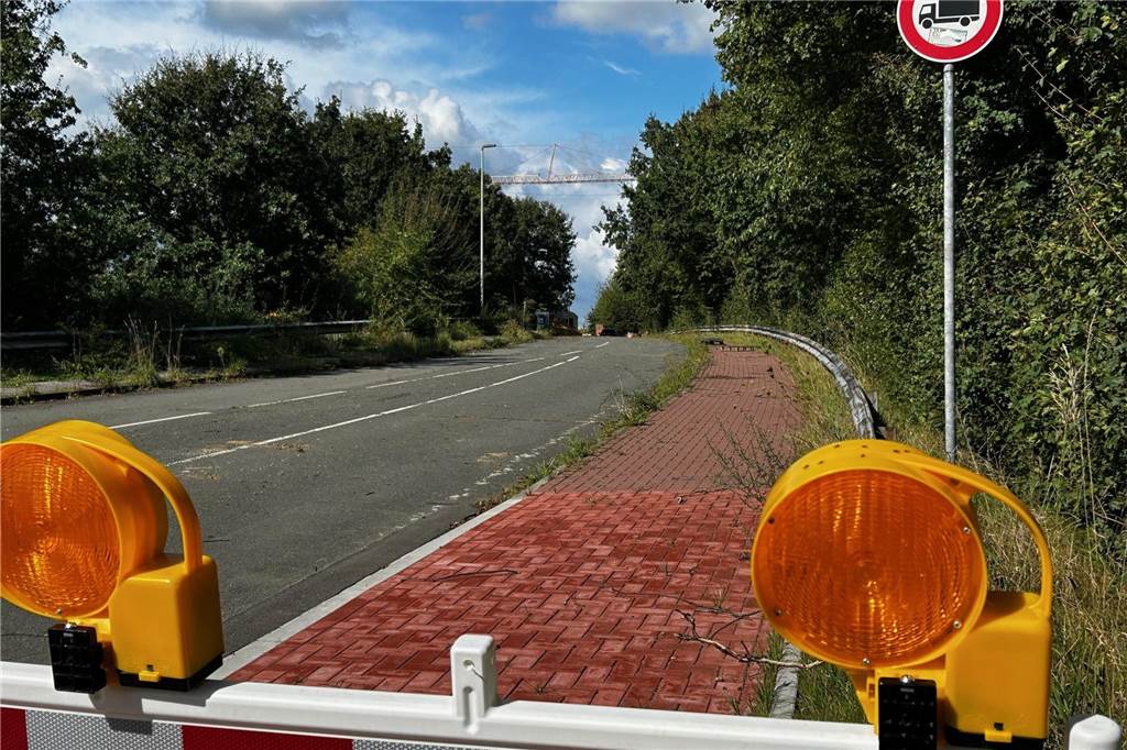 Absperrung vor einer neu gebauten Brücke.