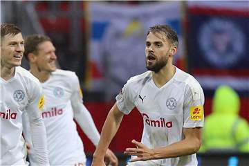 Bleibt bei Holstein Kiel: Stefan Thesker (r.).