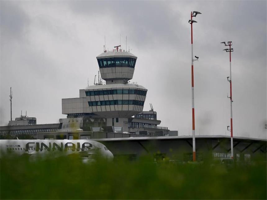 Berlin-Tegel: Spitzengespräch ohne Durchbruch beendet Bleibt der Flughafen Berlin-Tegel doch noch offen? Bundesverkehrsminister Alexander Dobrindt ist jedenfalls dafür. Foto: Britta Pedersen