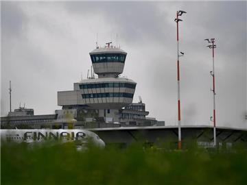 Bleibt der Flughafen Berlin-Tegel doch noch offen? Bundesverkehrsminister Alexander Dobrindt ist jedenfalls dafür. Foto: Britta Pedersen