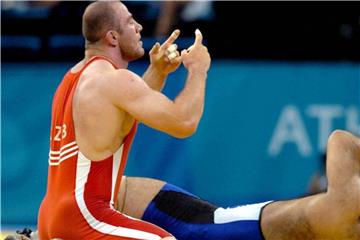 Bleibt gesperrt und verliert sein Olympia-Gold: Der usbekische Freistil-Ringer Artur Taimasow (l). Foto: epa ANA Dimitris Panagos