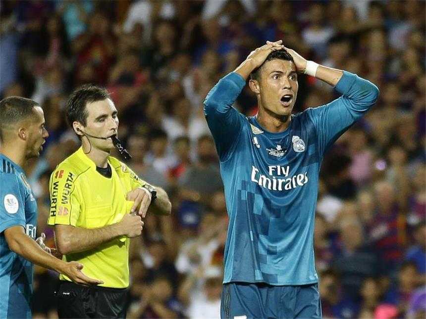 Fünf-Spiele-Sperre von Weltfußballer Ronaldo bleibt bestehen Bleibt nach seiner Roten Karte im spanischen Supercup gesperrt: Cristiano Ronaldo (r) von Real Madrid. Foto: Manu Fernandez