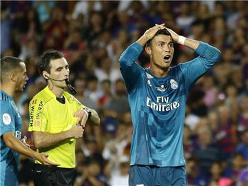 Bleibt nach seiner Roten Karte im spanischen Supercup gesperrt: Cristiano Ronaldo (r) von Real Madrid. Foto: Manu Fernandez