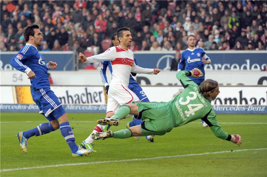 Bleibt Vedad Ibisevic (hier im Trikot des VfB Stuttgart im Jahr 2012 gegen Schalke) der einzige Neuzugang der Königsblauen? S04-Trainer David Wagner klang nach dem Test gegen Bochum wenig optimistisch.