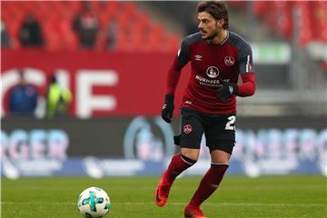 Bleibt weiter für den 1. FC Nürnberg am Ball: Abwehrspieler Tim Leibold. Foto: Daniel Karmann