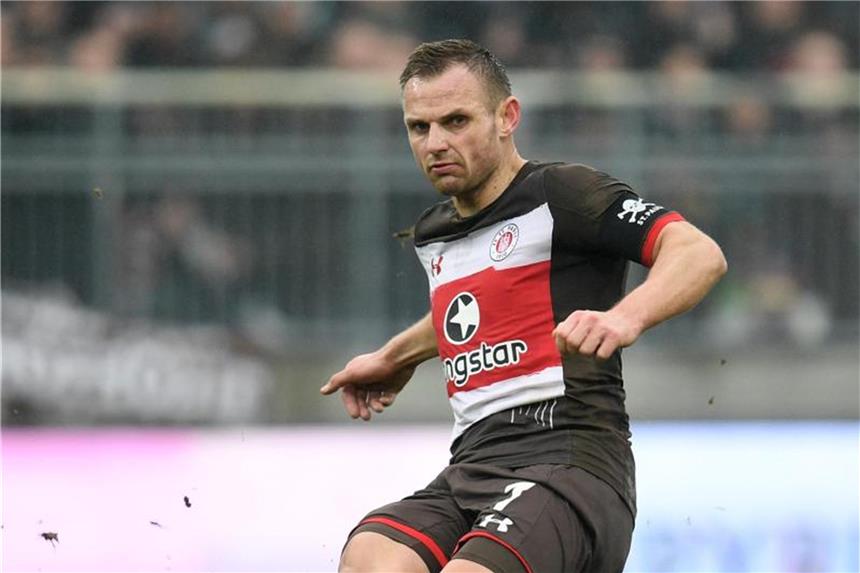 Bleibt weiter für den FC. St Pauli am Ball: Kapitän Bernd Nehrig. Foto: Daniel Reinhardt