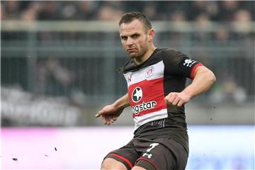 Bleibt weiter für den FC. St Pauli am Ball: Kapitän Bernd Nehrig. Foto: Daniel Reinhardt