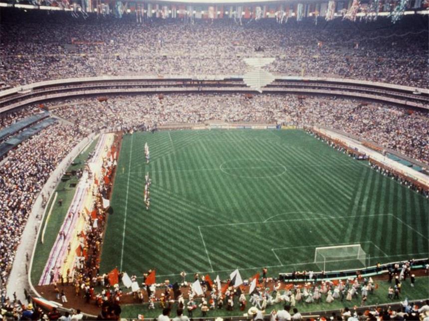 Erdbeben-Drama in Mexiko: Mehr als 220 Tote, viele Schäden Blick am 31.05.1986 in das mit 90.000 Zuschauern besetzte Azteken-Stadion in Mexiko-Stadt, wo die Eröffungsfeier der Fußball-WM läuft Auch das weltbekannte Stadion wurde durch das Erdbeben beschädigt. Foto: Archiv