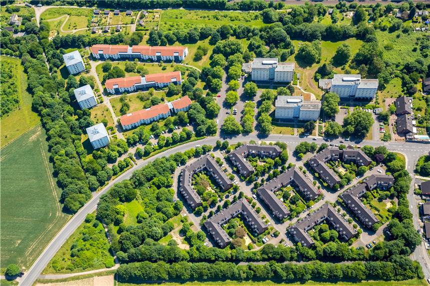 Dortmund gehört zu den vier grünsten Städten der Welt Blick auf das grüne Dortmund von oben, hier Barop mit den Studentenwohnheimen an der Emil-Figge-Straße und „An der Palmweide“.