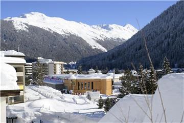 Blick auf das Konferenzzentrum während der jährlichen Tagung des Weltwirtschaftsforums in Davos. Foto: Gian Ehrenzeller