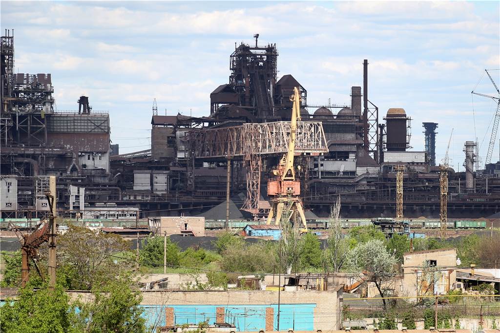 Austausch, Gefängnis oder Todesstrafe: Was droht den gefangenen Azovstal-Soldaten? Blick auf das Stahlwerk Azovstal in Mariupol.