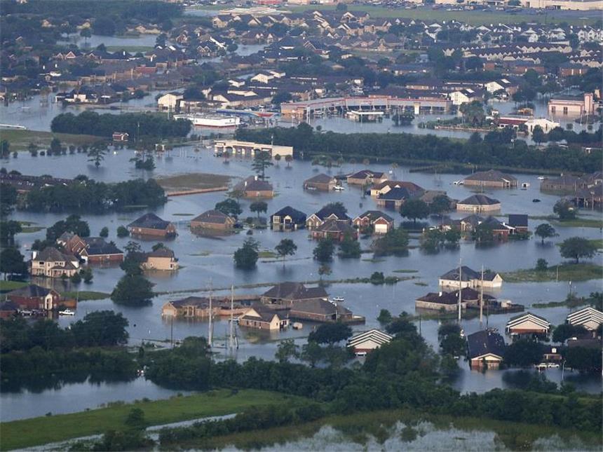 Hochwasser in Texas: Furcht vor Bakterien und Chemikalien Blick auf das überschwemmte Gebiet von Port Arthur im US-Bundesstaat Texas. Foto: Gerald Herbert