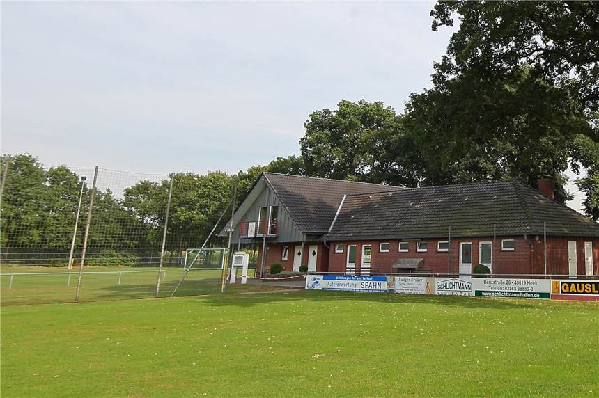 30.000-Euro-Investition: RW Nienborg wünscht sich von der Gemeinde dritte Flutlichtanlage Blick auf das Vereinsheim im Eichenstadion sowie auf Teile von Platz eins und zwei. Der hintere Platz ist jener, der dem Klub seit Jahren schon Sorgen bereitet.