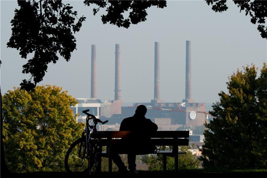 Raus aus der Krise, rein in die Krise Blick auf das Volkswagen-Werk in Wolfsburg. Der Konzern schlittert in die nächste Krise. Foto: Julian Stratenschulte