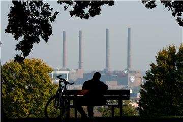 Blick auf das Volkswagen-Werk in Wolfsburg. Der Konzern schlittert in die nächste Krise. Foto: Julian Stratenschulte