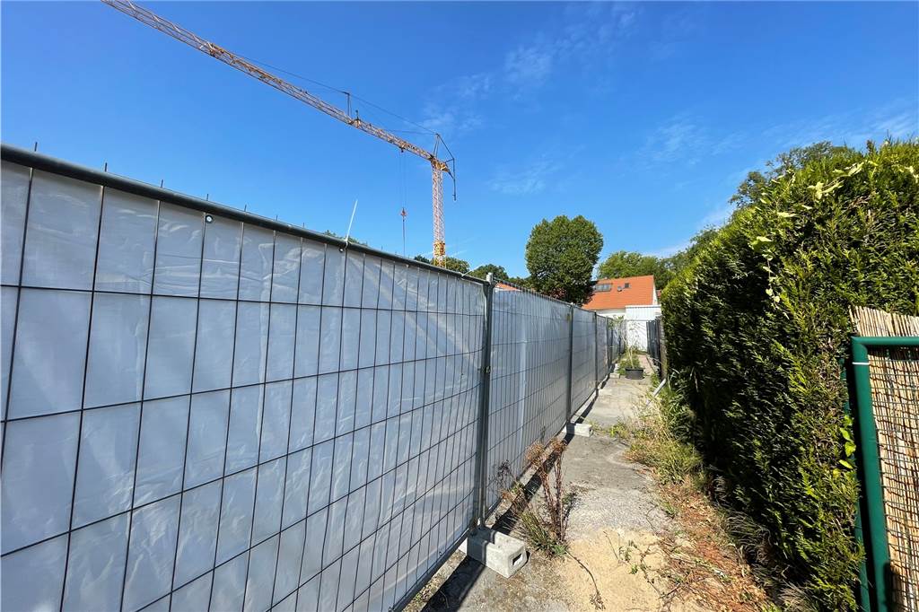 Kampf gegen Schul-Anbau in Dortmund geht weiter: „Immer noch total wütend“ Ein Bauzaun umgibt die Baustelle an der Hansa-Grundschule in Huckarde