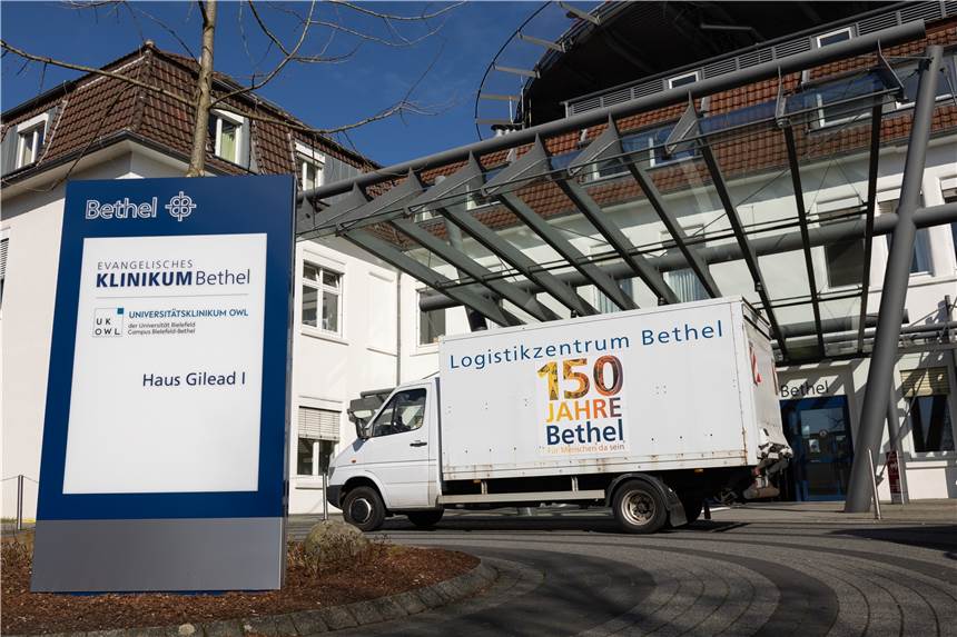 Vergewaltigungsvorwürfe gegen Arzt: Durchsuchung in Bielefelder Klinik Blick auf den Eingang vom Evangelischen Klinikum Bethel, Haus Gilead. Polizisten durchsuchen aktuell das Evangelische Klinikum Bethel im Zusammenhang mit Vergewaltigungsvorwürfen gegen einen Arzt.