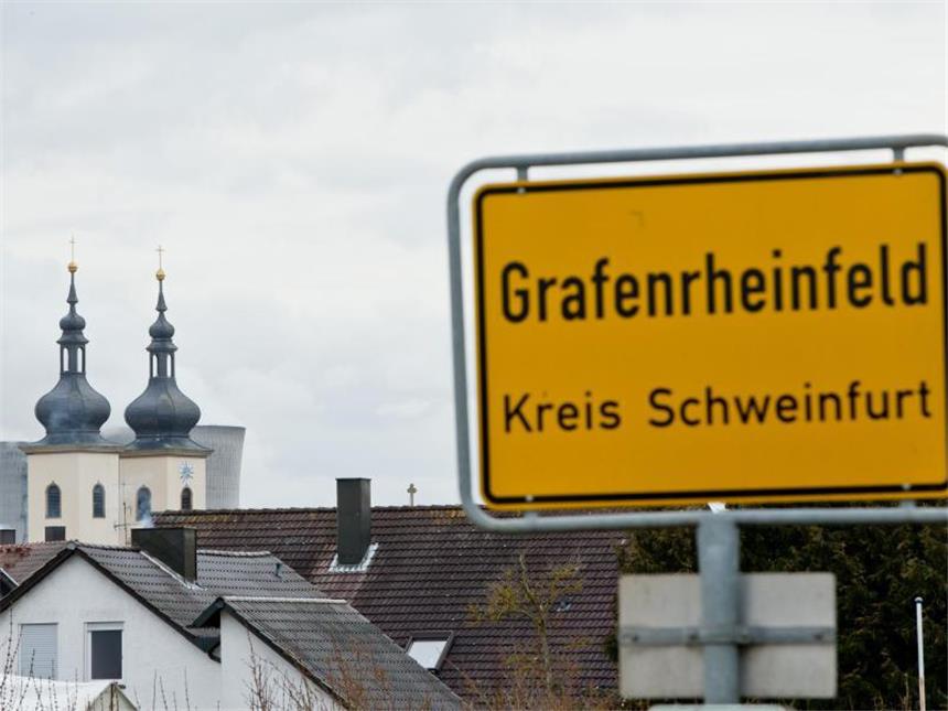 Deutschlands ältester Atomreaktor Grafenrheinfeld vom Netz Blick auf den Ort Grafenrheinfeld mit den Kühltürmen des Atomkraftwerks hinter den Kirchtürmen. Foto: Daniel Karmann