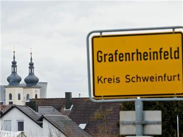 Blick auf den Ort Grafenrheinfeld mit den Kühltürmen des Atomkraftwerks hinter den Kirchtürmen. Foto: Daniel Karmann