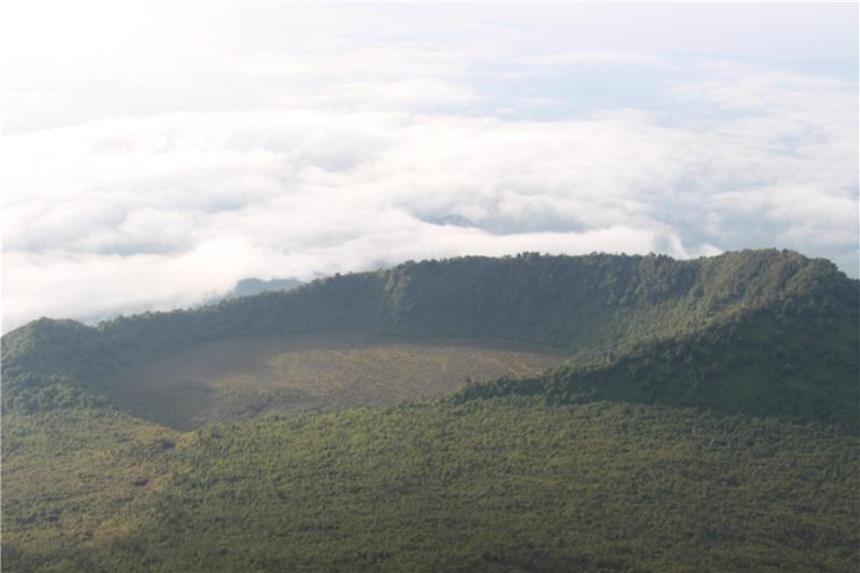 Kongo: Ölbohrungen in der Heimat der Berggorillas Blick auf den Virunga-Nationalpark. In dem Gebiet ist rund ein Viertel der noch lebenden Berggorillas zu Hause. Foto: Jürgen Bätz