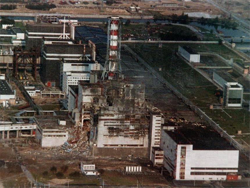 Neue Schutzhülle für Atomruine Tschernobyl Blick auf den zerstörten Reaktor des Atomkraftwerkes Tschernobyl in der Ukraine am 30.04.1986. Foto: dpa/Archiv