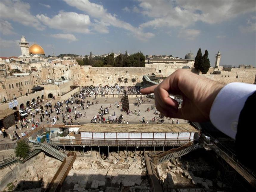 Schwere Zusammenstöße auf dem Tempelberg trotz Einigung Blick auf die Altstadt Jerusalems mit der Klagemauer und dem Tempelberg mit der goldenen Kuppel des Felsendoms und der Al-Aksa-Moschee. Foto: Jim Hollander